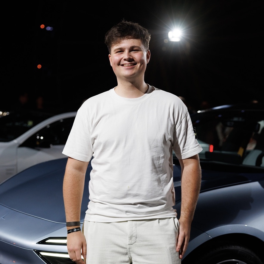 Andre Ehrcke, Inhaber von quarexIT, vor einem Fahrzeug bei Nacht